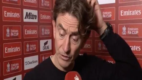 烽火亚冠！张琳芃激情飞铲林加德，群雄激战10人混战，裁判紧急介入化解冲突